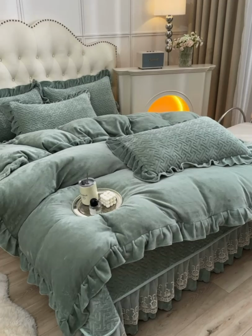 91家纺网 家纺一手货源 找家纺 畅畅家纺 2024新款简约纯色牛奶绒夹棉床盖四件套 倾城-松石绿