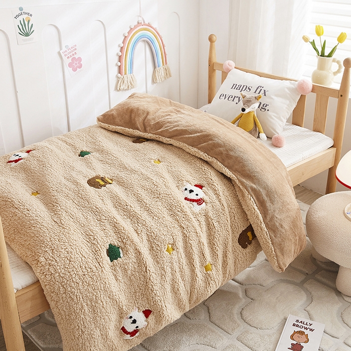 91家纺网 家纺一手货源 找家纺 丝涟家居 2025新款羊羔绒牛奶绒毛巾绣儿童脱卸被子 卡通熊