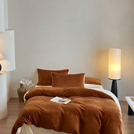 91家纺网 家纺一手货源 找家纺 寐眠 2024新款牛奶绒纯色双拼四件套 太妃焦糖