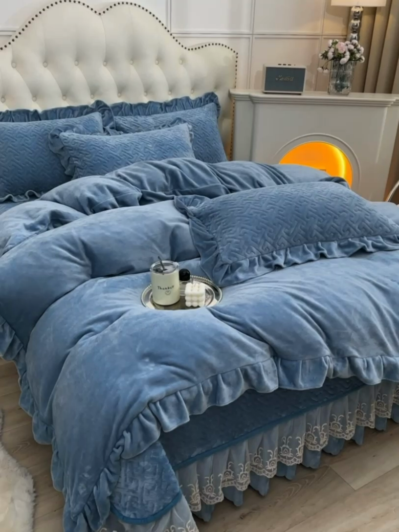 91家纺网 家纺一手货源 找家纺 畅畅家纺 2024新款简约纯色牛奶绒夹棉床盖四件套 倾城-雾蓝
