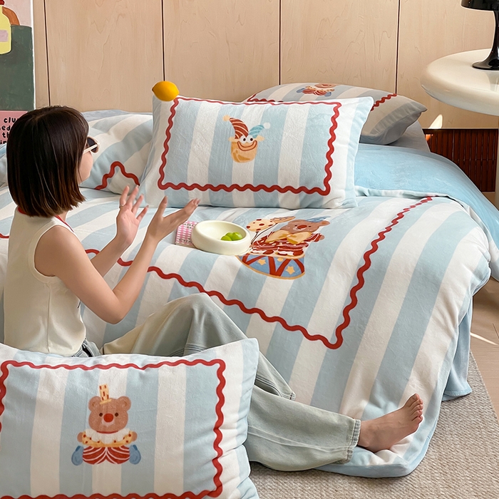 91家纺网 家纺一手货源 找家纺 圆岛 2024新款秋冬大版牛奶绒230全消光系列四件套 马戏小熊