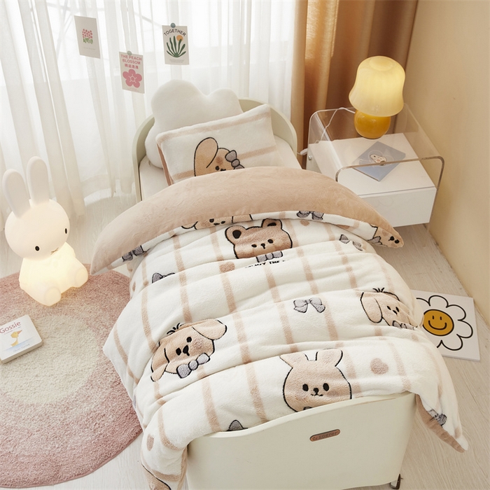 91家纺网 家纺一手货源 找家纺 丝涟家居 2025新款A类雪花绒牛奶绒儿童多功能可拆卸盖毯被 领结伙伴