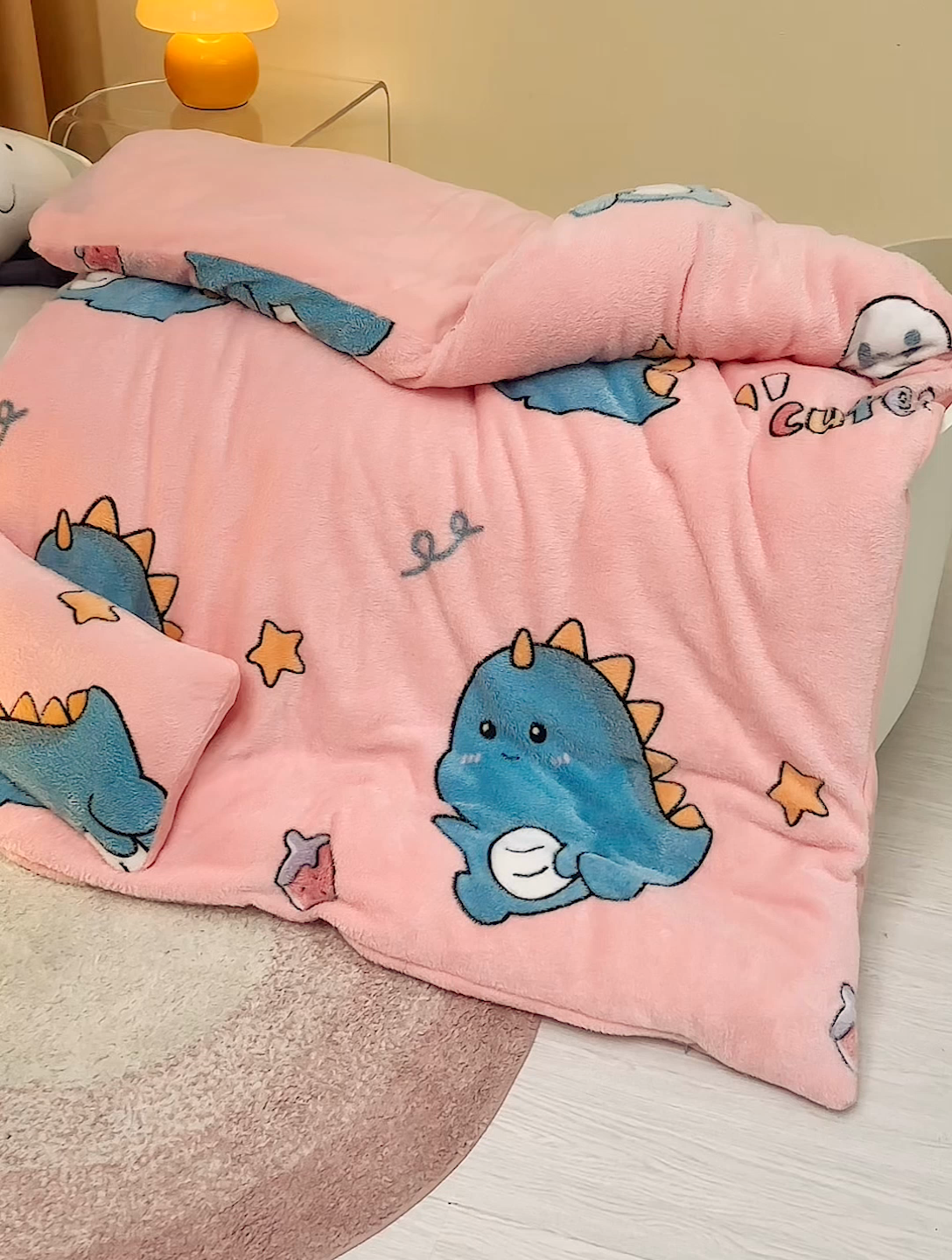 91家纺网 家纺一手货源 找家纺 丝涟家居 2025新款A类雪花绒牛奶绒儿童多功能可拆卸盖毯被 草莓恐龙