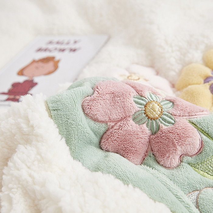 91家纺网 家纺一手货源 找家纺 丝涟家居 2025新款羊羔绒牛奶绒卡通刺绣儿童脱卸被子 浪漫花语