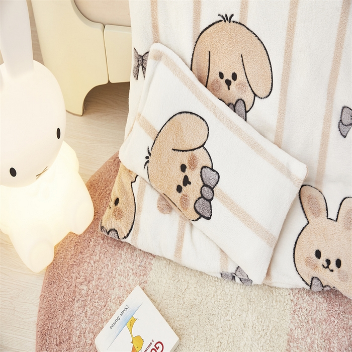 91家纺网 家纺一手货源 找家纺 丝涟家居 2025新款A类雪花绒牛奶绒儿童多功能可拆卸盖毯被 领结伙伴