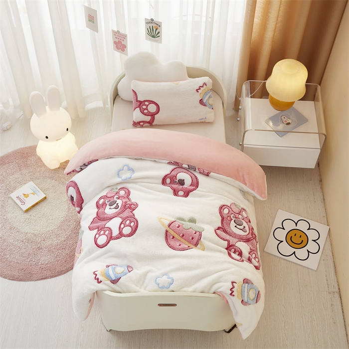 91家纺网 家纺一手货源 找家纺 丝涟家居 2025新款A类雪花绒牛奶绒儿童多功能可拆卸盖毯被 草莓熊