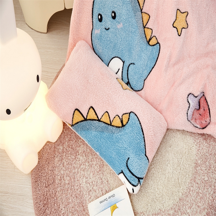 91家纺网 家纺一手货源 找家纺 丝涟家居 2025新款A类雪花绒牛奶绒儿童多功能可拆卸盖毯被 草莓恐龙