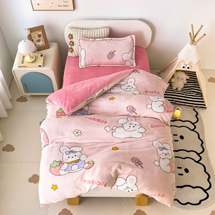 91家纺网 家纺一手货源 找家纺 吉咪兔 2025新款儿童卡通牛奶绒双面绒幼儿园被子三件套六件套保暖被褥被套草莓兔子