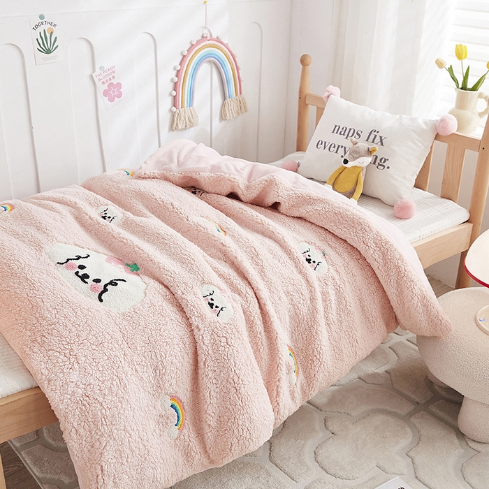 91家纺网 家纺一手货源 找家纺 丝涟家居 2025新款羊羔绒牛奶绒毛巾绣儿童脱卸被子 快乐小狗