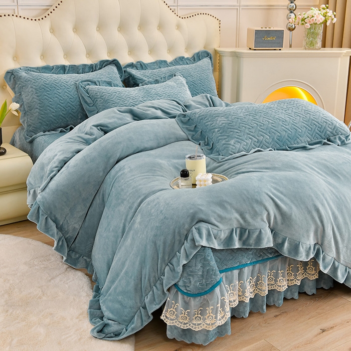 91家纺网 家纺一手货源 找家纺 畅畅家纺 2024新款简约纯色牛奶绒夹棉床盖四件套 倾城-雾蓝