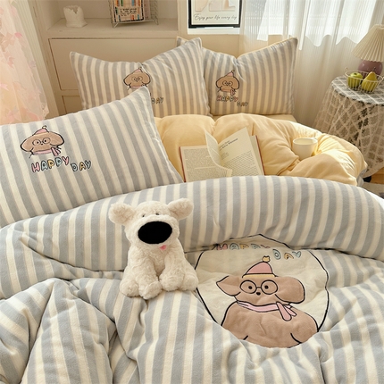 91家纺网 家纺一手货源 找家纺 丽涵家纺 2024秋冬新品牛奶绒作色剪花贴布绣四件套 软糯的小狗-灰