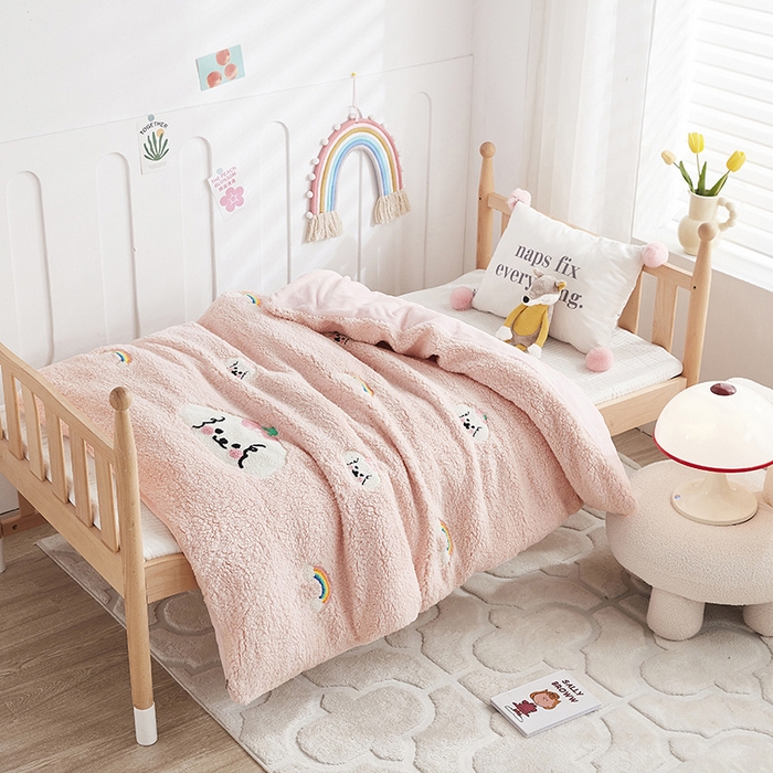 91家纺网 家纺一手货源 找家纺 丝涟家居 2025新款羊羔绒牛奶绒毛巾绣儿童脱卸被子 快乐小狗