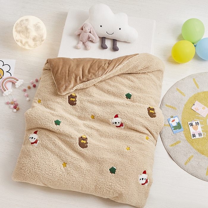 91家纺网 家纺一手货源 找家纺 丝涟家居 2025新款羊羔绒牛奶绒毛巾绣儿童脱卸被子 卡通熊