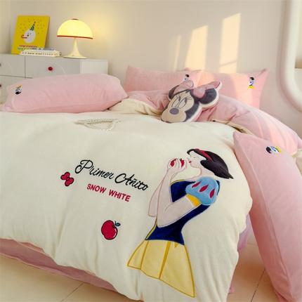 91家纺网 家纺一手货源 找家纺 （总）灰鲸 2025新款牛奶绒大版贴布绣四件套