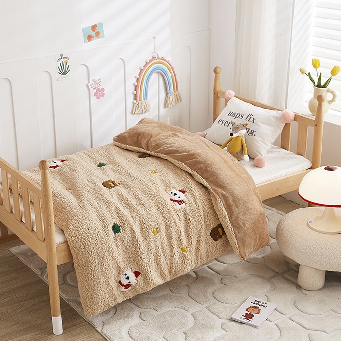 91家纺网 家纺一手货源 找家纺 丝涟家居 2025新款羊羔绒牛奶绒毛巾绣儿童脱卸被子 卡通熊