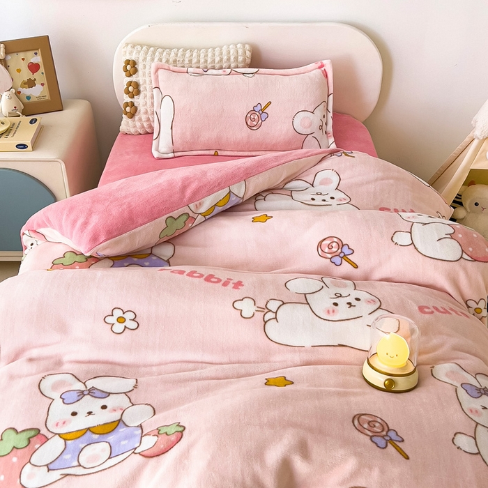 91家纺网 家纺一手货源 找家纺 吉咪兔 2025新款儿童卡通牛奶绒双面绒幼儿园被子三件套六件套保暖被褥被套草莓兔子