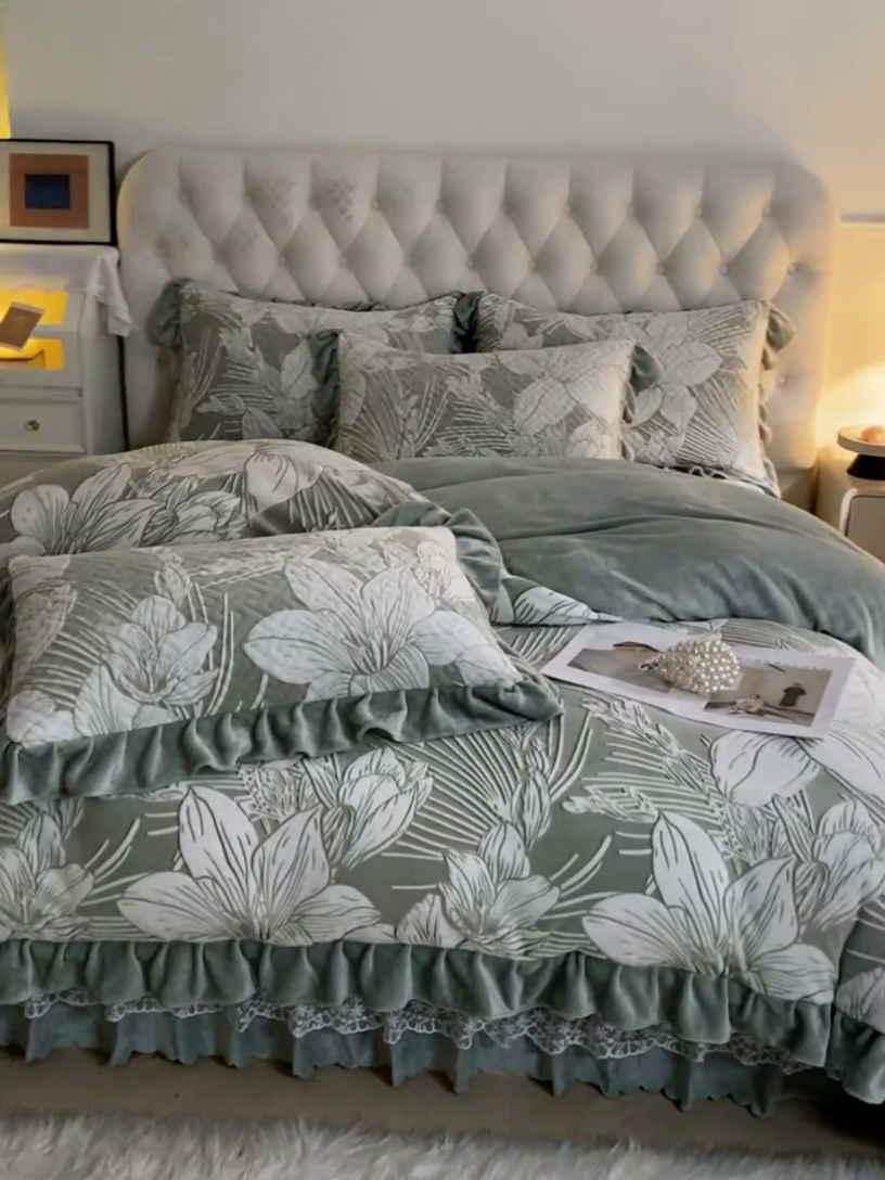 91家纺网 家纺一手货源 找家纺 畅畅家纺 2024新款11斤高克重新款韩版烂花牛奶绒床盖四件套系列 幽兰-海藻青