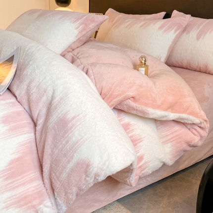 91家纺网 家纺一手货源 找家纺 （总）富之航家纺 2024新款剪花兔兔绒四件套绒双层牛奶绒雕花绒兔毛四件套多巴胺色系