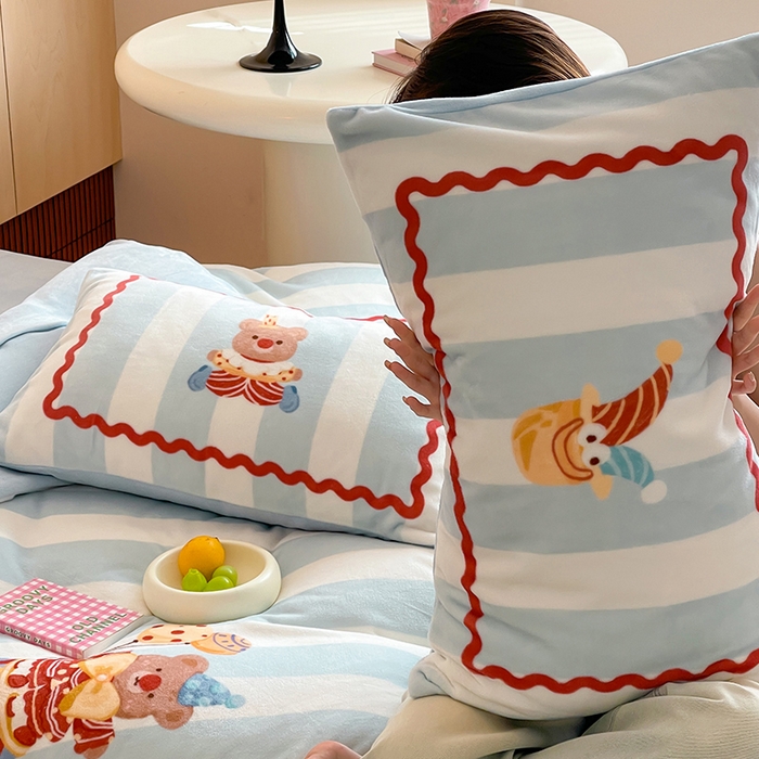 91家纺网 家纺一手货源 找家纺 圆岛 2024新款秋冬大版牛奶绒230全消光系列四件套 马戏小熊