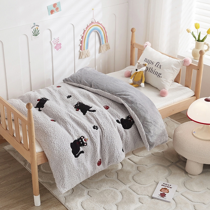 91家纺网 家纺一手货源 找家纺 丝涟家居 2025新款羊羔绒牛奶绒毛巾绣儿童脱卸被子 趣味猫咪