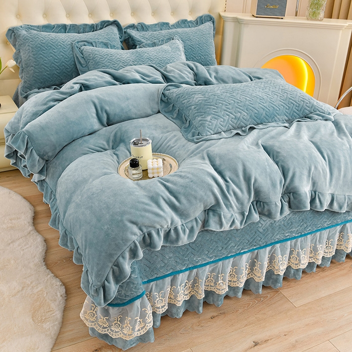 91家纺网 家纺一手货源 找家纺 畅畅家纺 2024新款简约纯色牛奶绒夹棉床盖四件套 倾城-雾蓝