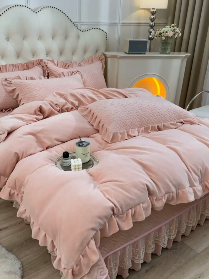 91家纺网 家纺一手货源 找家纺 畅畅家纺 2024新款简约纯色牛奶绒夹棉床盖四件套 倾城-玉