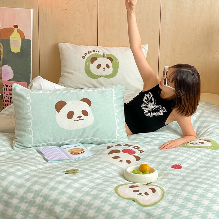 91家纺网 家纺一手货源 找家纺 圆岛 2024新款秋冬大版牛奶绒230全消光系列四件套 苹果熊猫