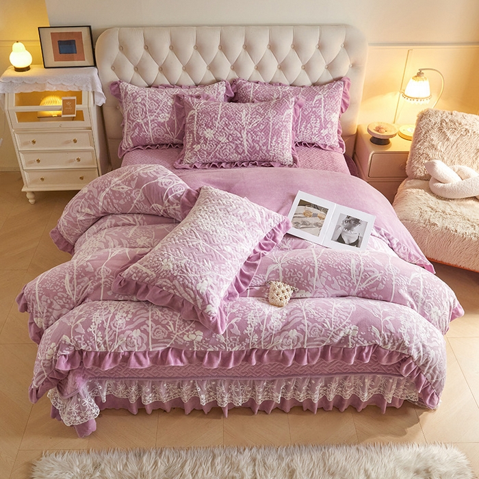 91家纺网 家纺一手货源 找家纺 畅畅家纺 2024新款11斤高克重新款韩版烂花牛奶绒床盖四件套系列 雾里看花-雪青紫