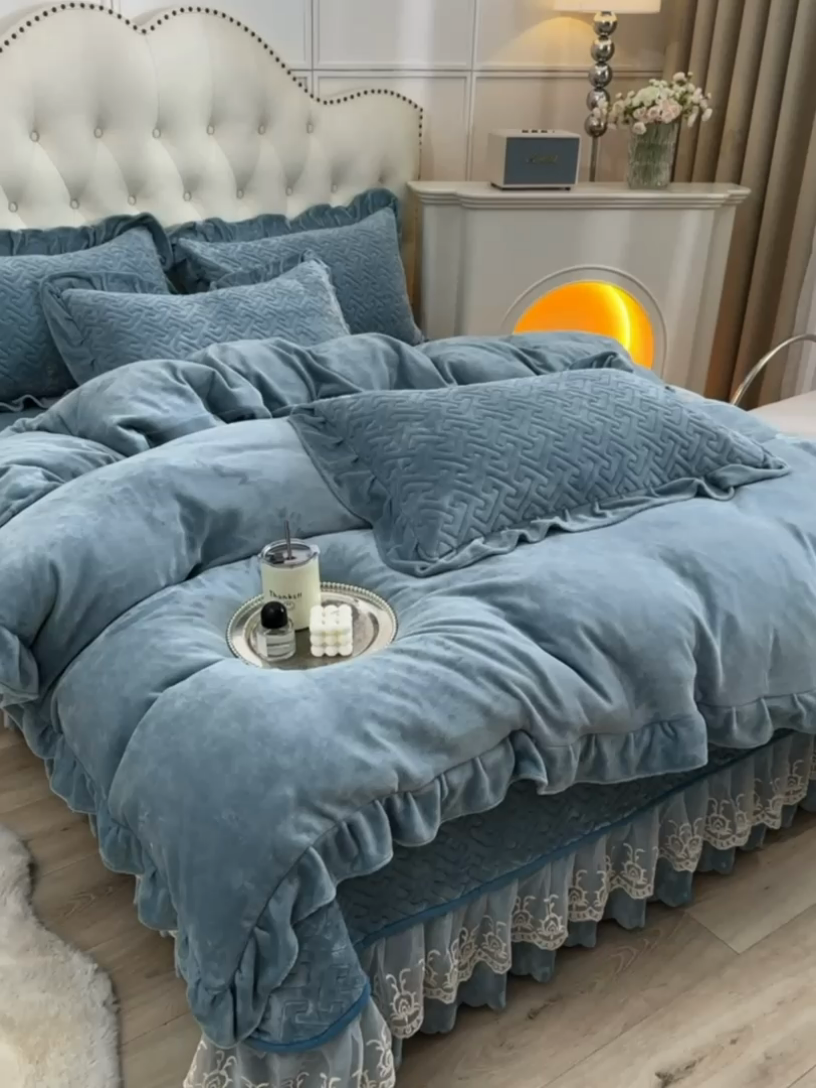 91家纺网 家纺一手货源 找家纺 畅畅家纺 2024新款简约纯色牛奶绒夹棉床盖四件套 倾城-海蓝