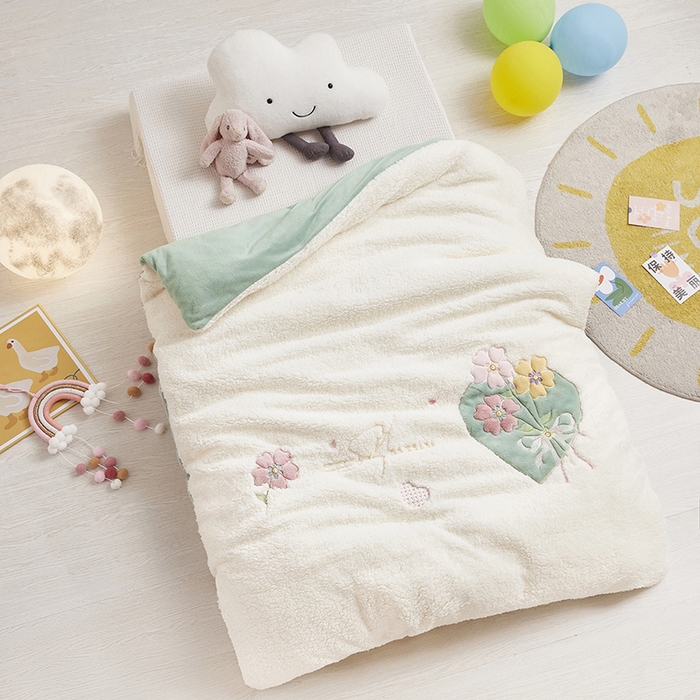 91家纺网 家纺一手货源 找家纺 丝涟家居 2025新款羊羔绒牛奶绒卡通刺绣儿童脱卸被子 浪漫花语