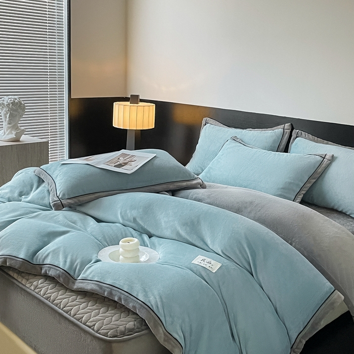 91家纺网 家纺一手货源 找家纺 欧邦 新款纯色双拼牛奶绒夹棉床笠四件套 天蓝+浅灰