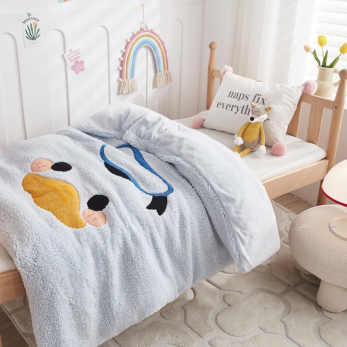 91家纺网 家纺一手货源 找家纺 丝涟家居 2025新款羊羔绒牛奶绒毛巾绣儿童脱卸被子 快乐鸭