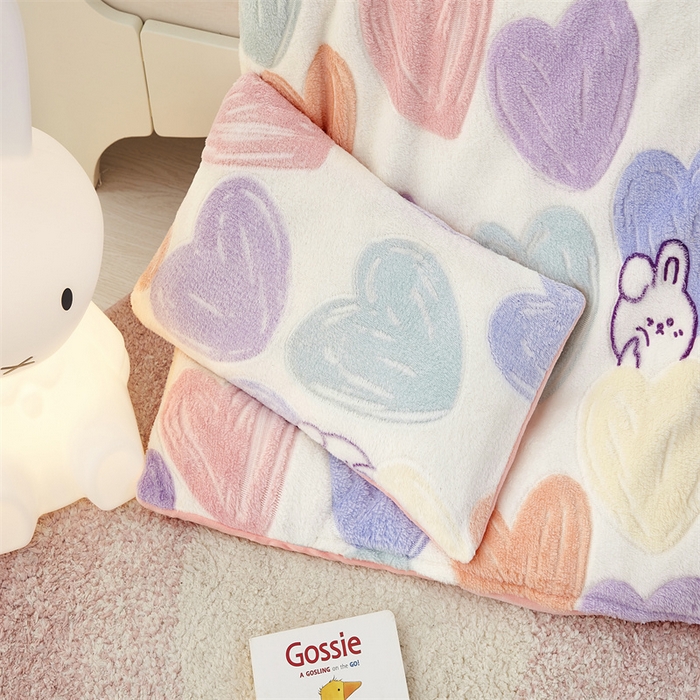 91家纺网 家纺一手货源 找家纺 丝涟家居 2025新款A类雪花绒牛奶绒儿童多功能可拆卸盖毯被 爱心兔