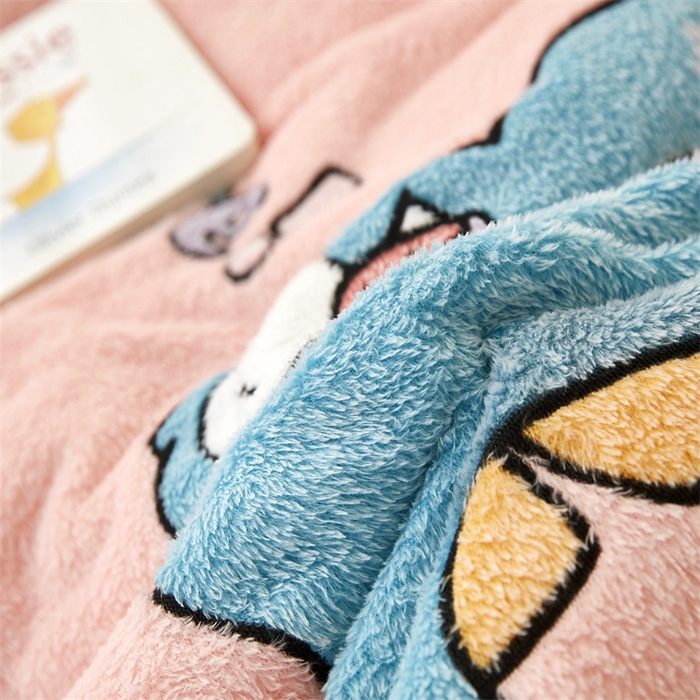 91家纺网 家纺一手货源 找家纺 丝涟家居 2025新款A类雪花绒牛奶绒儿童多功能可拆卸盖毯被 草莓恐龙