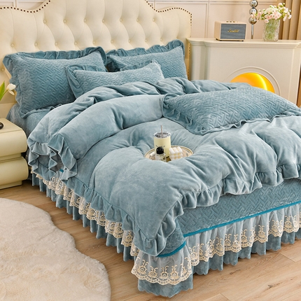 91家纺网 家纺一手货源 找家纺 畅畅家纺 2024新款简约纯色牛奶绒夹棉床盖四件套 倾城-雾蓝