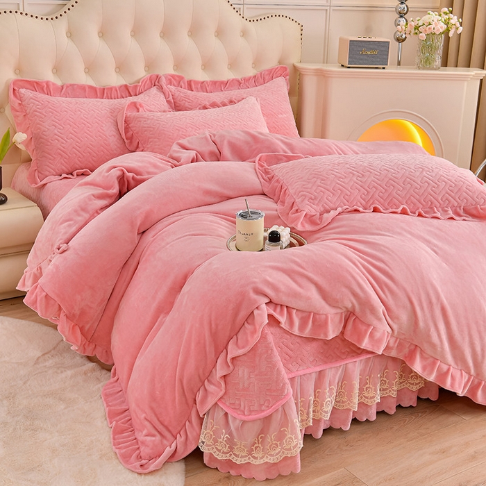 91家纺网 家纺一手货源 找家纺 畅畅家纺 2024新款简约纯色牛奶绒夹棉床盖四件套 倾城-桃粉