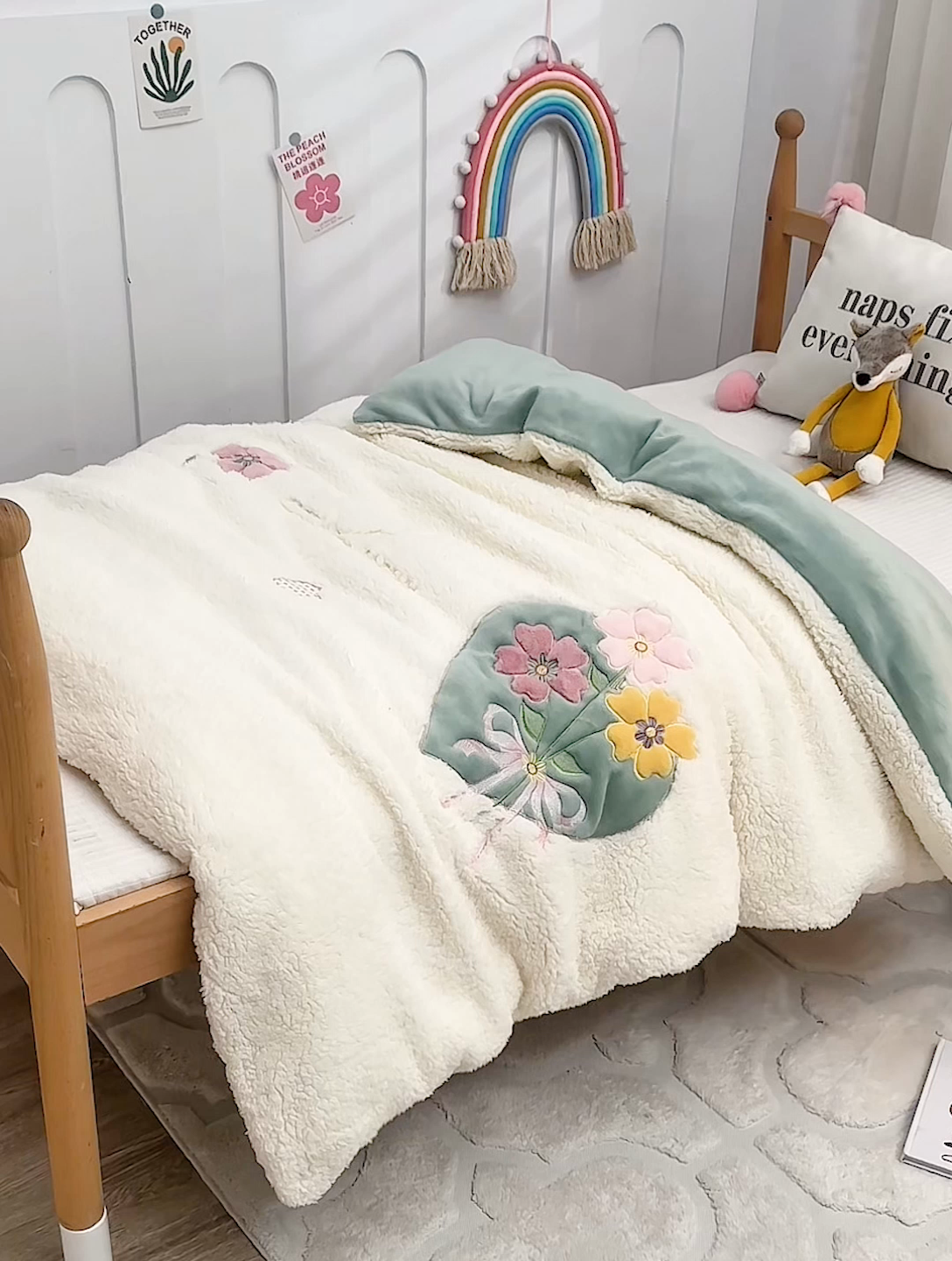 91家纺网 家纺一手货源 找家纺 丝涟家居 2025新款羊羔绒牛奶绒卡通刺绣儿童脱卸被子 浪漫花语