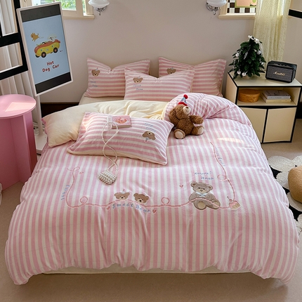 桃子家居 2024新款A类ins博主小红书刺绣贴布绣立体高级工艺烂花雕花牛奶绒系列四件套 绒刺绣-甜蜜熊