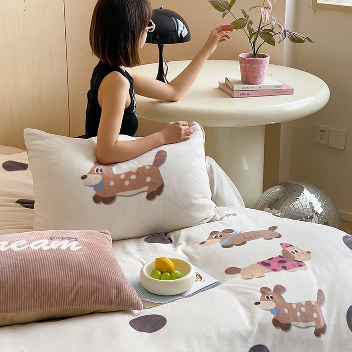 91家纺网 家纺一手货源 找家纺 圆岛 2024新款秋冬大版牛奶绒230全消光系列四件套 波点腊肠