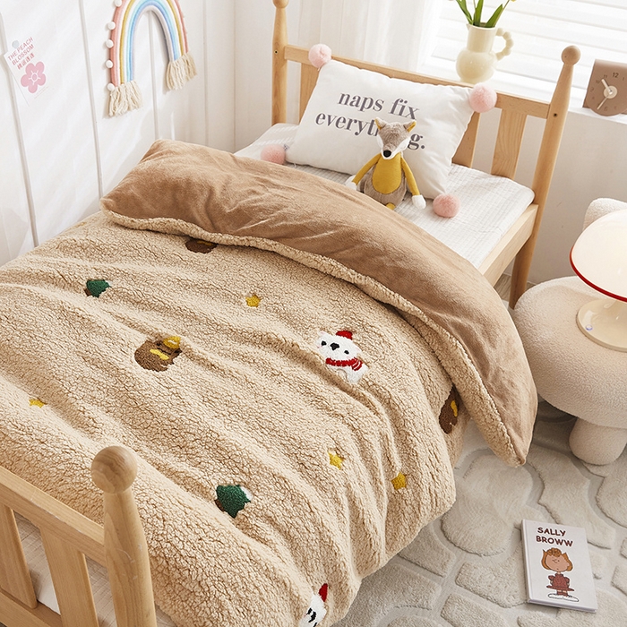 91家纺网 家纺一手货源 找家纺 丝涟家居 2025新款羊羔绒牛奶绒毛巾绣儿童脱卸被子 卡通熊