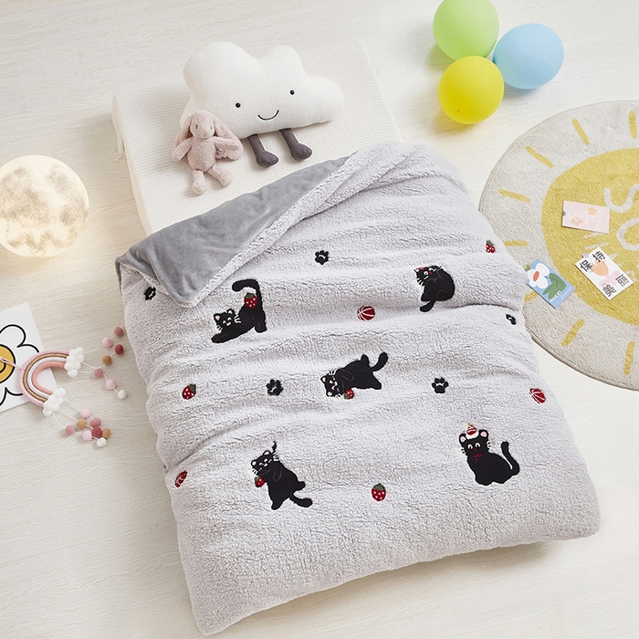 91家纺网 家纺一手货源 找家纺 丝涟家居 2025新款羊羔绒牛奶绒毛巾绣儿童脱卸被子 趣味猫咪