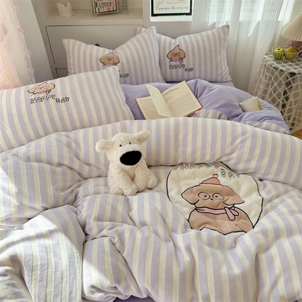 91家纺网 家纺一手货源 找家纺 丽涵家纺 2024秋冬新品牛奶绒作色剪花贴布绣四件套 软糯的小狗-紫