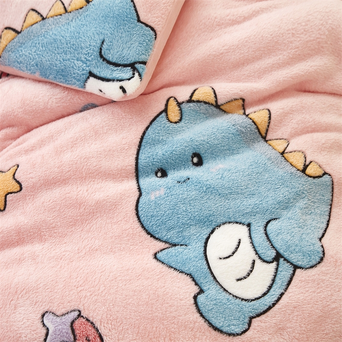 91家纺网 家纺一手货源 找家纺 丝涟家居 2025新款A类雪花绒牛奶绒儿童多功能可拆卸盖毯被 草莓恐龙