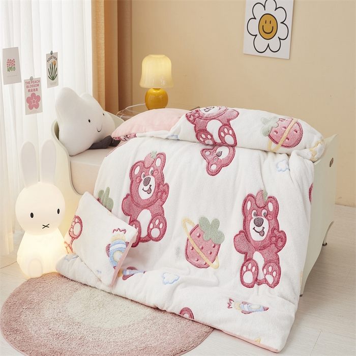 91家纺网 家纺一手货源 找家纺 丝涟家居 2025新款A类雪花绒牛奶绒儿童多功能可拆卸盖毯被 草莓熊