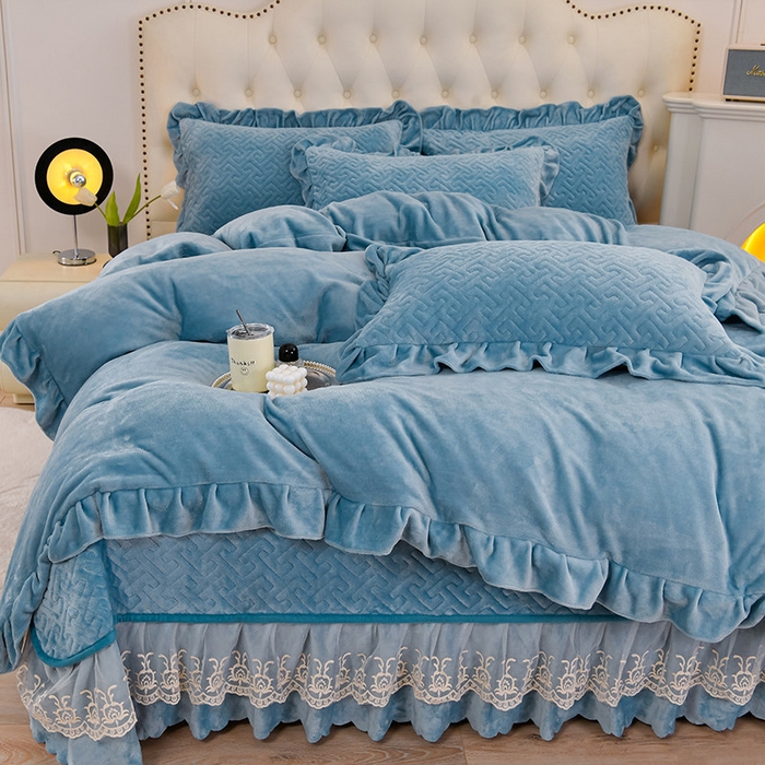 91家纺网 家纺一手货源 找家纺 畅畅家纺 2024新款简约纯色牛奶绒夹棉床盖四件套 倾城-海蓝