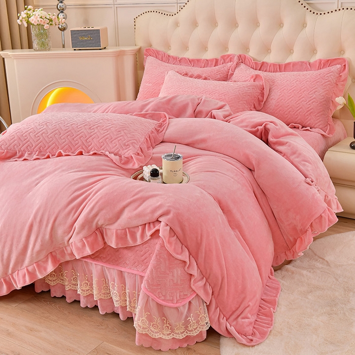 91家纺网 家纺一手货源 找家纺 畅畅家纺 2024新款简约纯色牛奶绒夹棉床盖四件套 倾城-桃粉