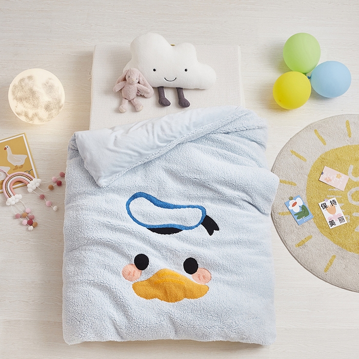 91家纺网 家纺一手货源 找家纺 丝涟家居 2025新款羊羔绒牛奶绒毛巾绣儿童脱卸被子 快乐鸭