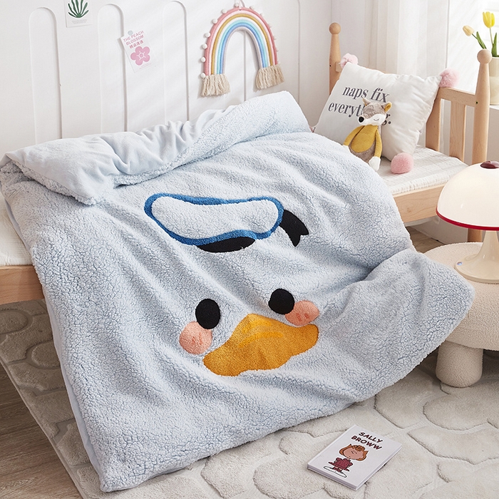 91家纺网 家纺一手货源 找家纺 丝涟家居 2025新款羊羔绒牛奶绒毛巾绣儿童脱卸被子 快乐鸭