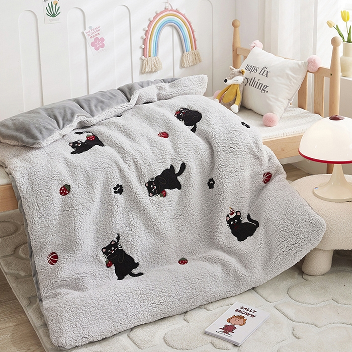 91家纺网 家纺一手货源 找家纺 丝涟家居 2025新款羊羔绒牛奶绒毛巾绣儿童脱卸被子 趣味猫咪