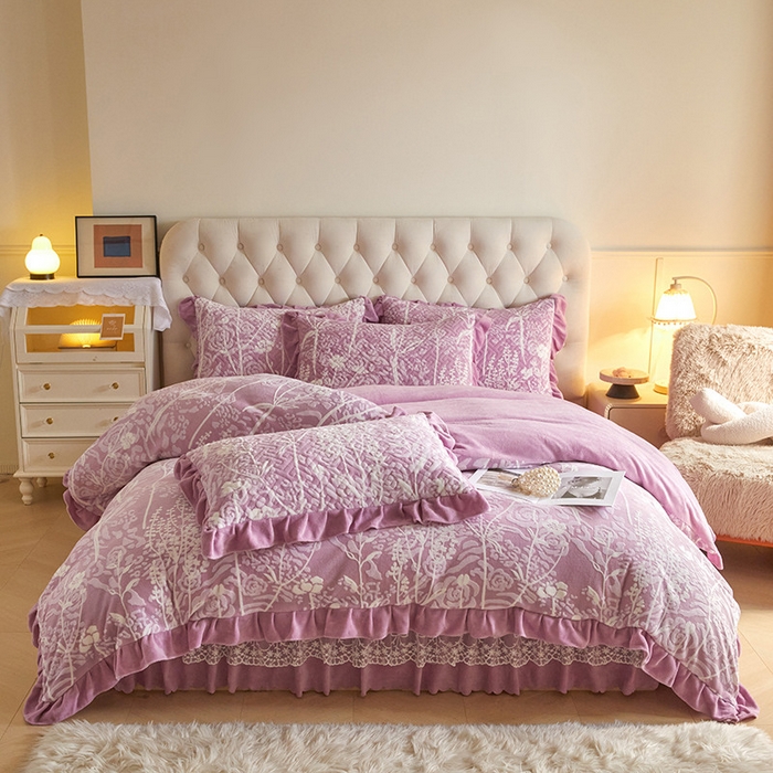 91家纺网 家纺一手货源 找家纺 畅畅家纺 2024新款11斤高克重新款韩版烂花牛奶绒床盖四件套系列 雾里看花-雪青紫